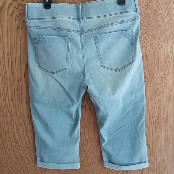 APT. 9 Women's blue/ white Capri jeans. - Picture 5 of 8